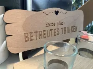 Holzschild: betreutes Trinken in einer Einrichtung des betreuten Wohnens